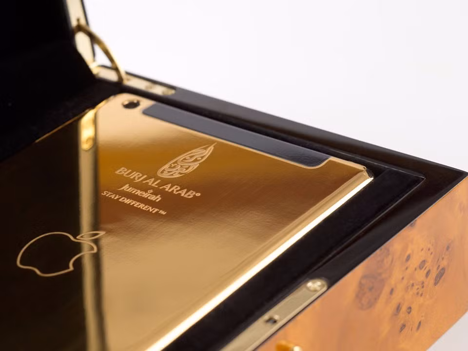 iPads vàng 24 cara, Burj Al Arab Jumeirah, Dubai, UAE: Burj Al Arab Jumeirah ở Dubai được biết đến là một trong những khách sạn sang trọng nhất thế giới với nhiều dịch vụ xa hoa. Một trong những tiện nghi của khách sạn là việc du khách được sử dụng iPad vàng 24 cara. IPad được cung cấp cho mỗi khách khi đến nhận phòng và lập trình sẵn quyền truy cập vào tất cả dịch vụ, thông tin của khách sạn. Ảnh: Burj Al Arab Jumeirah.