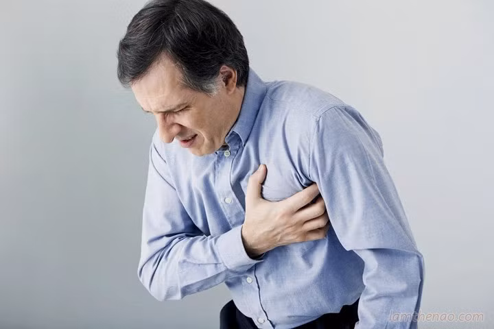 Đột quỵ: Đột quỵ là tình trạng dòng máu lưu thông đến một phần não đó của máu bị gián đoạn, dẫn đến mất nguồn cung ô xy cho não. Đột quỵ thường xảy ra do mạch máu bị vỡ hoặc tắc nghẽn do cục máu đông.