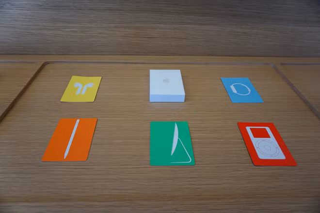 Những chiếc túi được bán với giá 25 USD, mũ lưỡi trai giá 40 USD. Các fan đích thực của Apple tỏ ra hứng khởi với các tấm thiệp in hình sản phẩm từ cũ đến mới của Apple, từ iPhone đến Apple Watch.