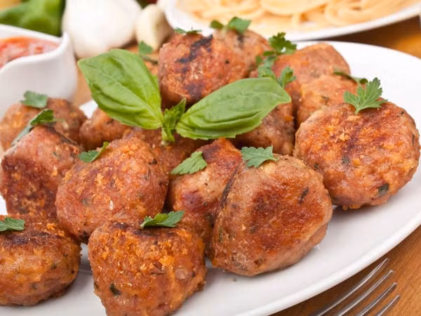 Thịt gà với Pho mát Mozzarella: Phần hay nhất về công thức này là bạn có thể chuẩn bị thịt viên với số lượng lớn và sau đó nấu chúng để tiếp đón một người trong ngày.