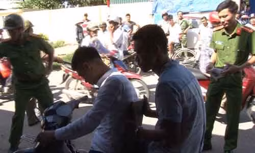 9X xong vao cua hang tap hoa cuop laptop giua ban ngay