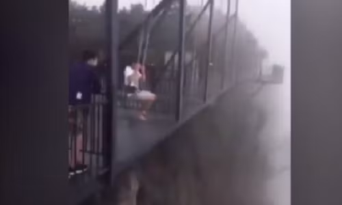 Sợ phát khiếp với trò đánh đu bên mép vực thẳm So phat khiep voi tro danh du ben mep vuc tham