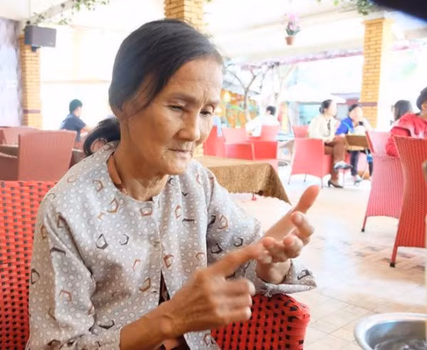 Mỗi lần tính toán, bà Út lại giơ ngón tay lên nhẩm tính.