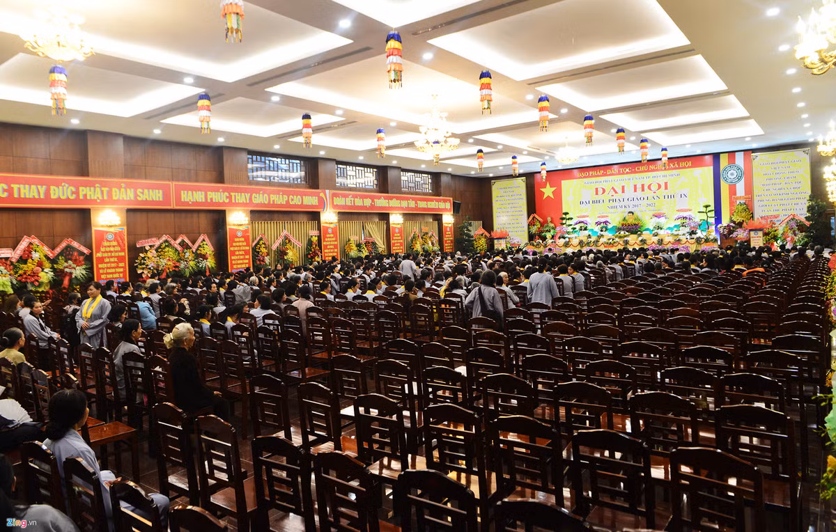 Hội trường tổ chức các sự kiện tại tầng 1 có diện tích 730 m2, sức chứa 1.000 chỗ ngồi và hành lang mở rộng có thể chứa được 3.000 người.