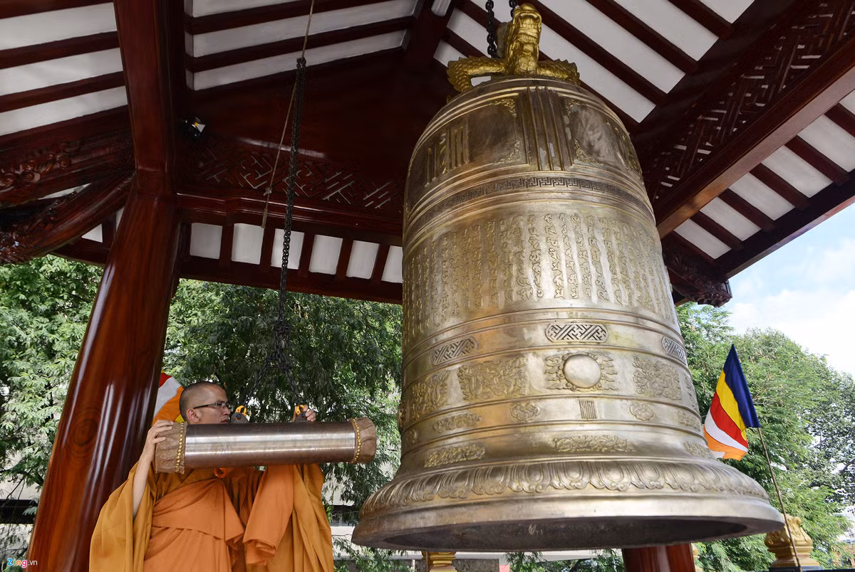 Quả chuông có chiều cao 2,9 m, miệng chuông rộng 1,6 m, trọng lượng 3 tấn. Hoa văn trang trí trên chuông với họa tiết thuần Việt. Trong đó nổi bật với hình ảnh cánh sen, chữ Việt Nam Quốc tự bằng tiếng Việt mang đậm phong cách trang trí văn hóa Phật giáo Việt Nam.