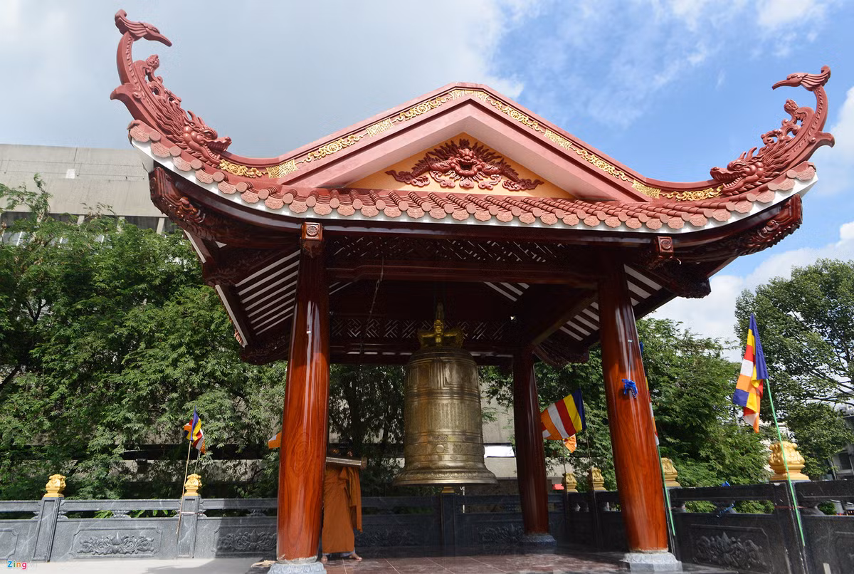 Phía trước chánh điện, lầu chuông bên phải đặt Đại hồng chung do làng nghề truyền thống tỉnh Thừa Thiên - Huế tôn tạo.