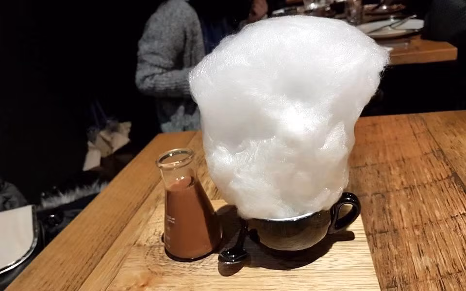 7. Hash Speciality Coffee &amp; Roaster Hãy ghé tới đây khi thời tiết se lạnh. Một ly chocolate nóng ấm sực phủ thêm lớp kẹo bông bồng bềnh mềm mịn như một đám mây thế này chắc hẳn sẽ xua tan hết hơi lạnh.