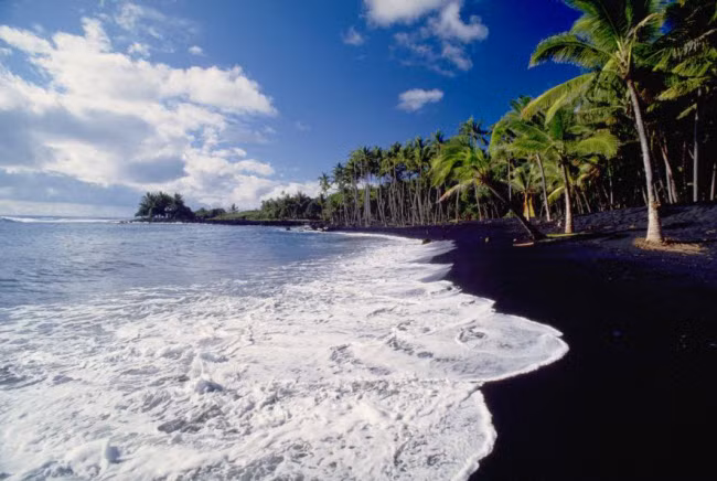 Bãi biển Kaimu, Hawaii: Khoảng 150 ngôi nhà và bãi biển cát đen nổi tiếng Kaimu bị chôn vùi dưới lớp dung nham núi lửa vào đầu những năm 1990. Núi lửa Kilauea vẫn hoạt động cho tới ngày nay và dung nham của nó đã tạo ra khoảng 200ha đất mới cho hòn đảo Big.