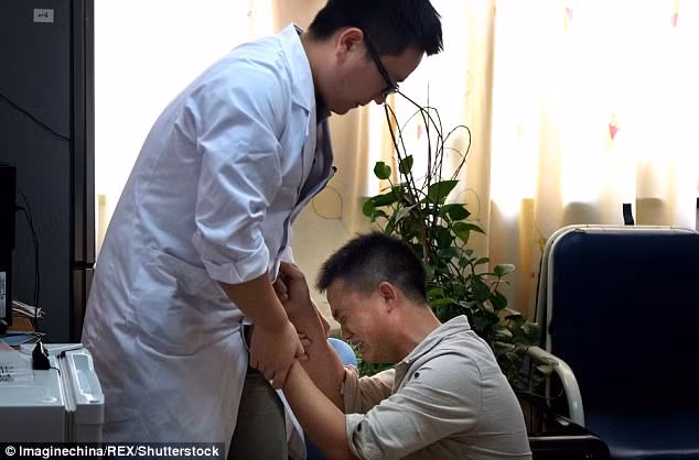 Con trai mac benh hiem ngheo, cha tuyet vong quy xuong cau xin bac si-Hinh-2