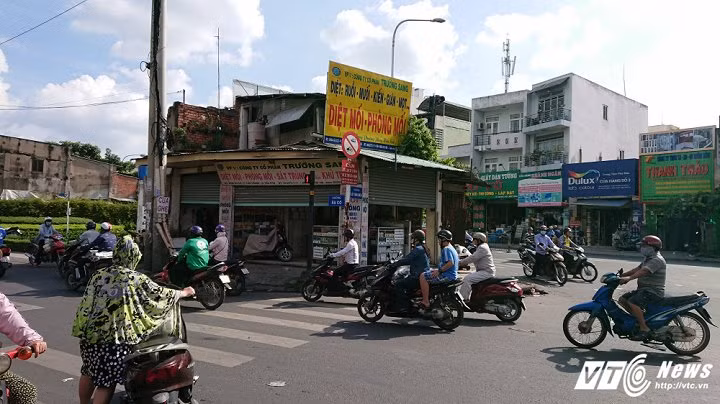 Ngoi nha khong chiu giai toa, chinh inh giua giao lo o Sai Gon-Hinh-2