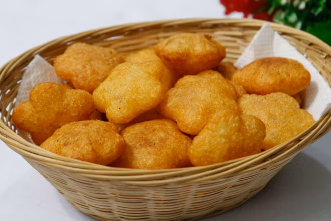 Chiên cho xôi chuyển màu vàng giòn rụm là có thể vớt ra để cho ráo dầu, đặt xôi chiên phồng trên giấy thấm dầu và thưởng thức.
