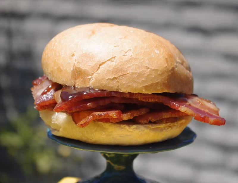 Bacon butty, Anh Đây là bánh mì kẹp nhiều thịt xông khói với một chút nước sốt HP.