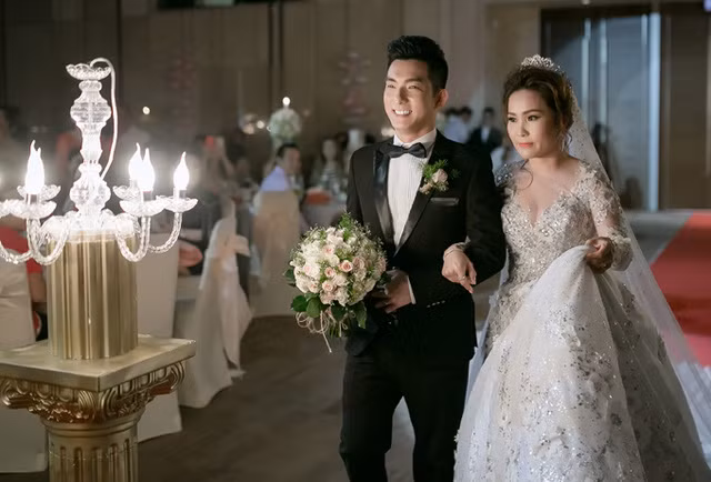 Bảo Duy là cái tên mới được dư luận quan tâm vào thời gian gần đây, đặc biệt là sau khi anh có một cuộc chia tay "gây bão" với vợ cũ Phi Thanh Vân. Cặp đôi liên tục tố nhau vô trách nhiệm với con cái, bạo lực và có những cách ứng xử thiếu tinh tế trước khi ly dị. Thế nhưng không lâu sau khi chia tay Phi Thanh Vân, Bảo Duy đã ngay lập tức có bạn gái mới có tên là Thúy Oanh, một doanh nhân sinh sống ở Úc. Cả hai ngay lập tức đăng tải những hình ảnh yêu thương trên trang cá nhân. Cách đây ba tháng, họ đã tổ chức hôn lễ để về một nhà.