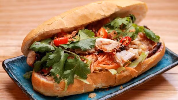 Bánh mì Việt Nam Bánh mì Việt Nam được biến tấu từ bánh mỳ Baguette do người Pháp đem vào Việt Nam những năm đầu thế kỷ 20. Qua nhiều biến thiên của lịch sử, bánh mỳ đã trở thành sản phẩm "thuần Việt" và được công nhận như một danh từ riêng không thể thay thế bằng ngôn ngữ khác - giống như Phở. Bánh mì VN từng lọt top các món ăn phải thử trong đời hay 10 món ăn đường phố ngon nhất, mới đây, trang Traveller đã bình chọn bánh mì Việt Nam thuộc một trong 10 món sandwich ngon nhất trên Thế giới. Trang này cho rằng, bánh mì ở Hội An ngon không có gì để so sánh. Vỏ bánh ở đây giòn ngoài, mềm thơm bên trong. Nhân nhồi bên trong gồm đu đủ muối chua, các loại rau thơm cùng thịt heo nướng cắt lát và nước sốt ớt được chế theo công thức bí mật.