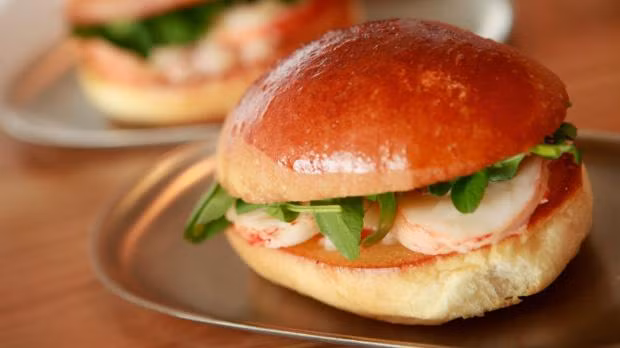 Bánh mì tôm hùm, Mỹ Đây là một trong những món ăn đang gây sốt trên Thế giới, tuy nhiên bánh mì tôm hùm đã là mặt hàng chủ lực ở tiểu bang Maine của Mỹ, nơi bạn sẽ tìm thấy những món ăn ngon nhất trên Thế giới. Bên trong chiếc bánh mì kẹp này sẽ bao gồm tôm hùm, bơ mềm hoặc mayonnaise (có nơi có thêm hẹ hoặc hành tây…).
