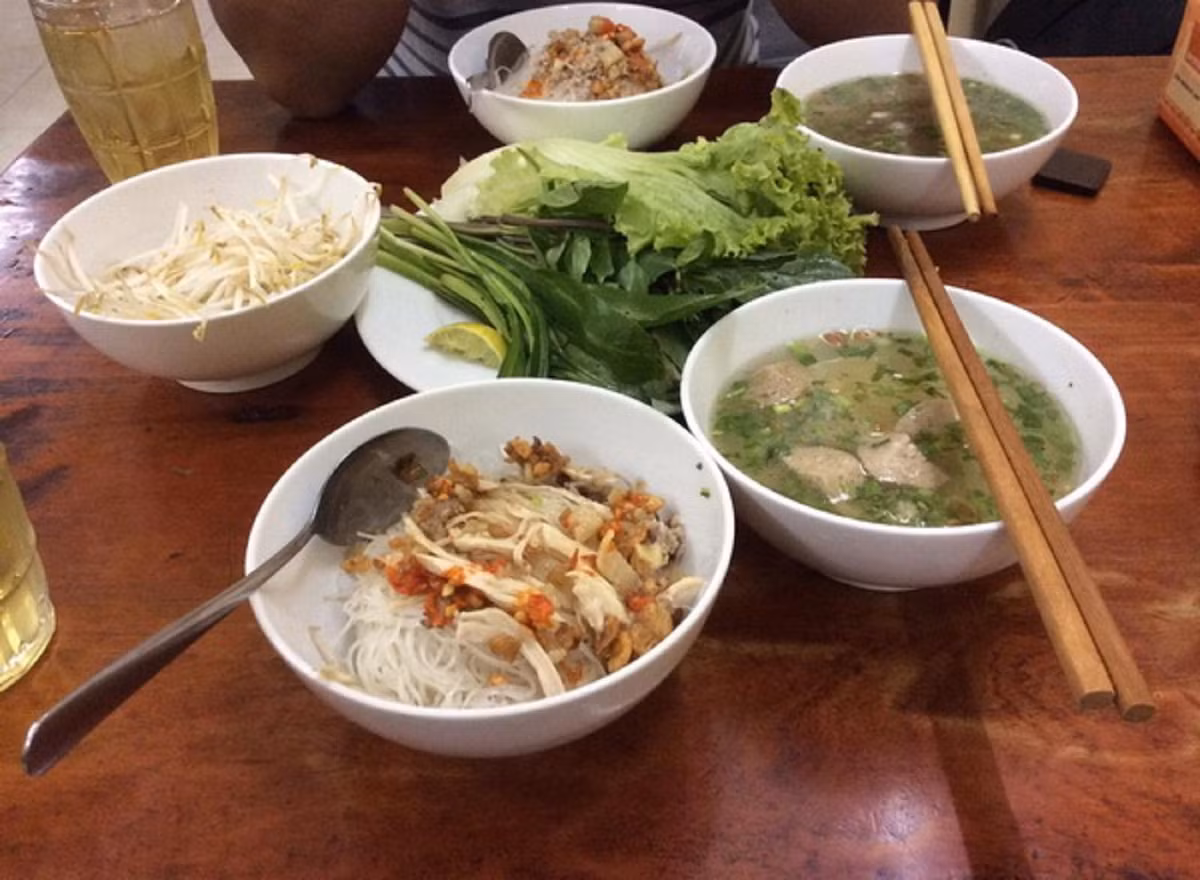 Phở khô Gia Lai sẽ được dọn 2 tô. Ảnh: I.T