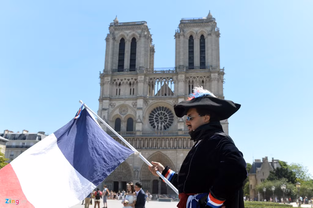 Nhà thờ Đức Bà là một trong những điểm thu hút du khách tại Paris. Tại đây có những "nghệ sĩ đường phố" ăn mặc nhiều phong cách, xin tiền du khách và chụp ảnh. Chỉ cần bỏ một vài xu vào chiếc hộp dưới chân, bạn sẽ được thoải mái chụp ảnh cùng người đàn ông này.
