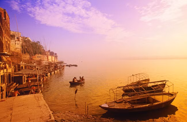Mặt trời mọc trên sông tại thành phố Varanasi, bang Uttar Pradesh, Ấn Độ.