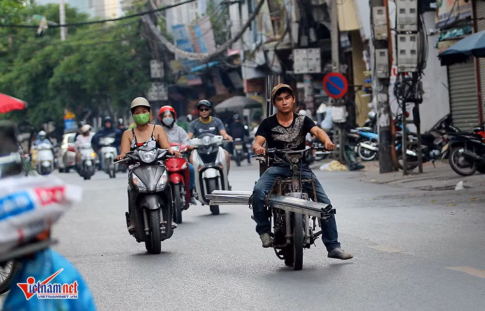 Ủy ban An toàn giao giao thông quốc gia ngay sau đó đã đề nghị TP Hà Nội thực hiện nghiêm việc quản lý phương tiện thô sơ, phương tiện cơ giới 3 bánh theo nghị quyết số 5 của Chính phủ; rà soát, sửa đổi, bổ sung các quy định nhằm siết chặt quản lý hoạt động vận tải của xe thô sơ, xe gắn máy, xe mô tô 2 bánh... Tuy nhiên, sau một thời gian làm ráo riết, tình trạng xe chở hàng cồng kềnh đã tái diễn.
