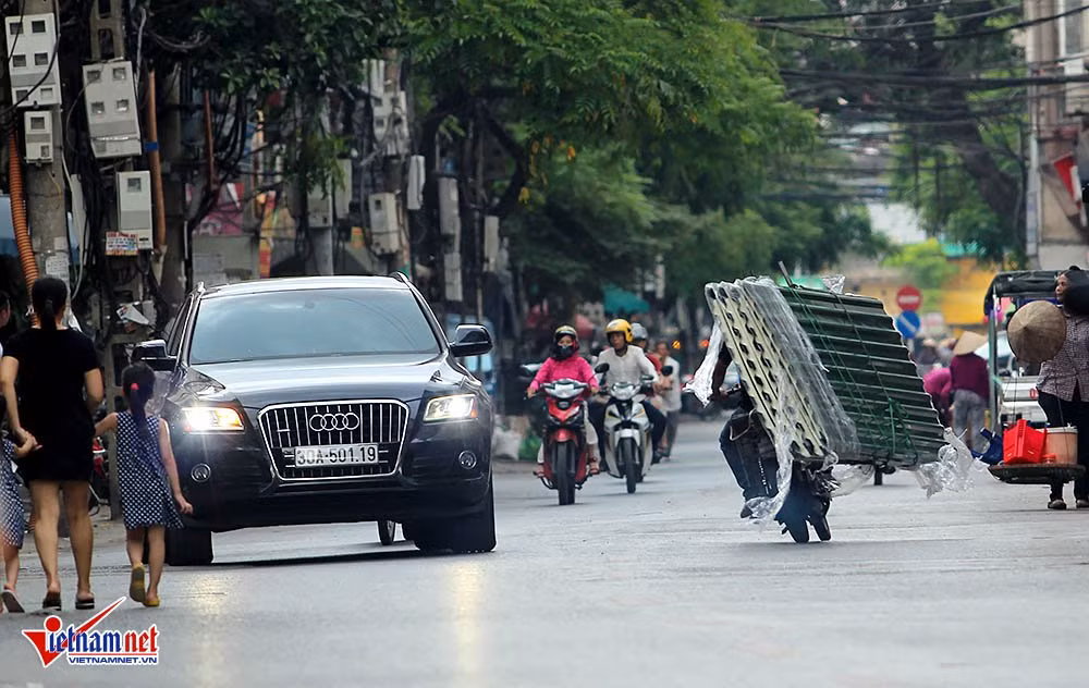 Xe chở tôn lao vun vút trên phố Hà Nội.