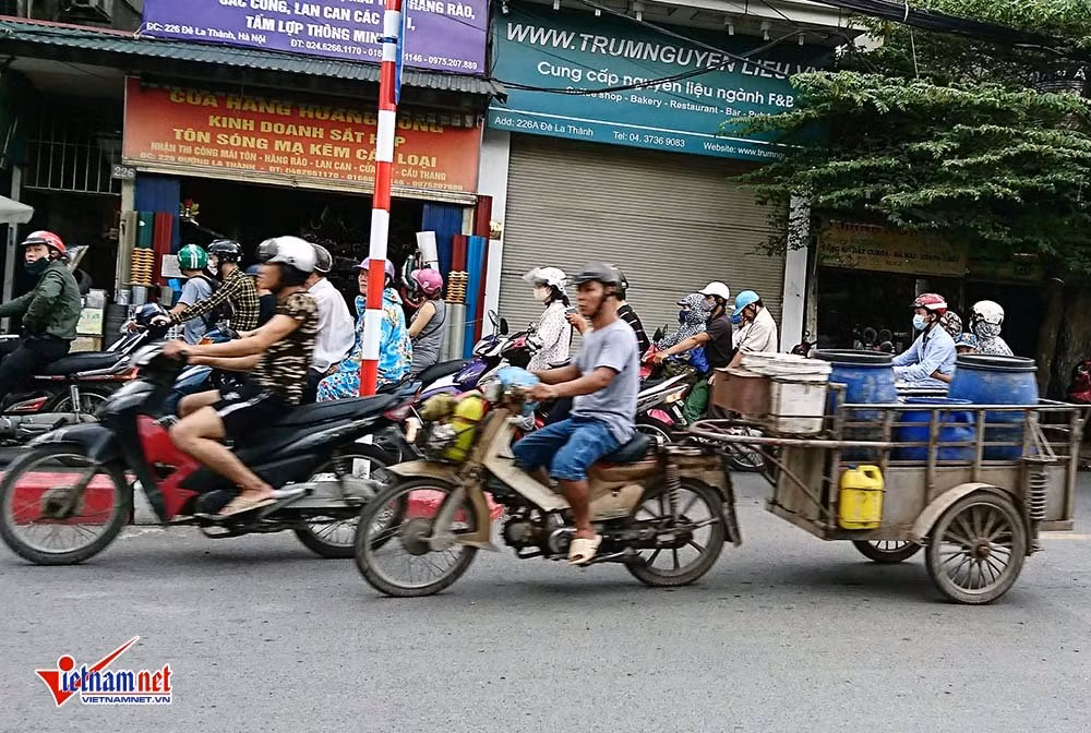 Gắn đầu kéo để vận chuyển hàng.