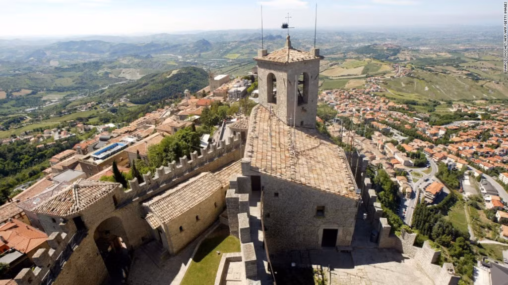 Bị bao quanh bởi đường biên giới với Italy, San Marino cũng gặp rất nhiều khó khăn trong việc phát triển ngành hàng không. Nước này cũng không có vùng đất nào đủ rộng, bằng phẳng. Dù vậy, San Marino lại rất nổi tiếng với việc nhận đăng ký máy bay riêng và máy bay sử dụng cho mục đích quảng cáo từ khắp nơi trên thế giới. Những chiếc phi cơ này sẽ được đánh ký hiệu T7 trước mã số. Ảnh: CNN.