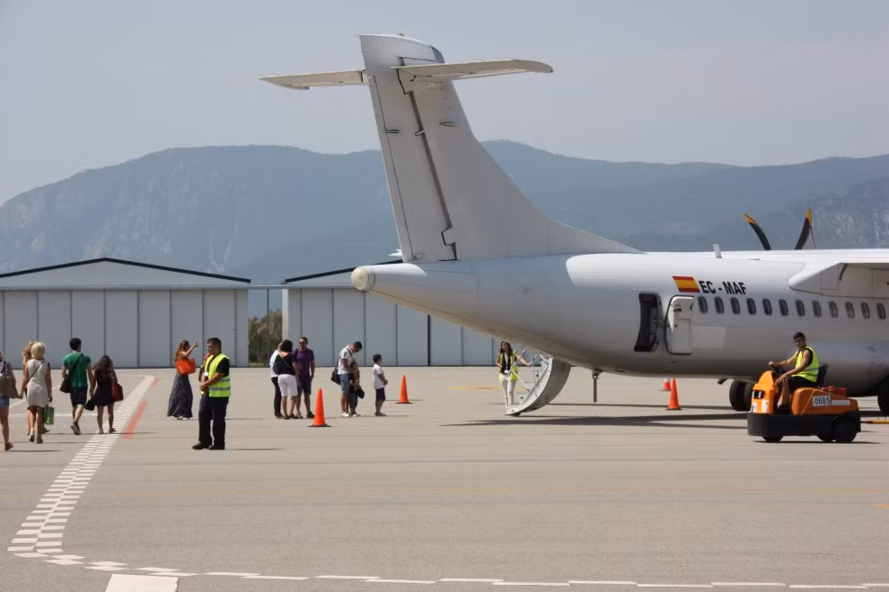 Dù không có sân bay nhưng Andorra có 2 hãng hàng không Andorra Airlines và Air Andorra. Trong ảnh, máy bay của hãng hàng không Andorra Airlines tại sân bay La Seu d’Urgell. Ảnh: Nació Digital.