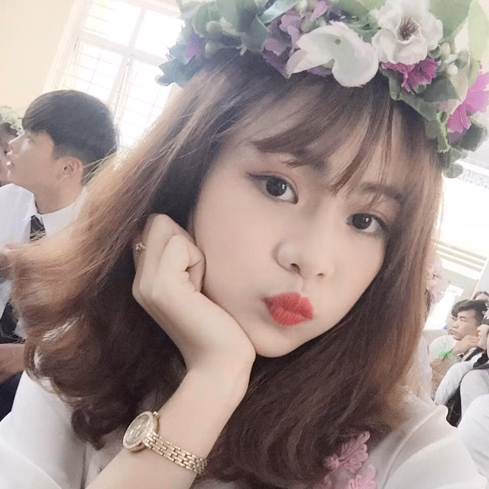 Vừa học xong cấp 3, tròn 18 tuổi, Kiều Giang chính thức lên xe hoa về nhà chồng. Vừa học xong cấp 3, tròn 18 tuổi, Kiều Giang chính thức lên xe hoa về nhà chồng.