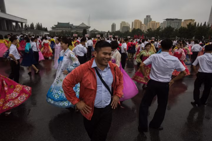 Trong khi một du khách khác vui vẻ hòa mình vào lễ hội truyền thống.