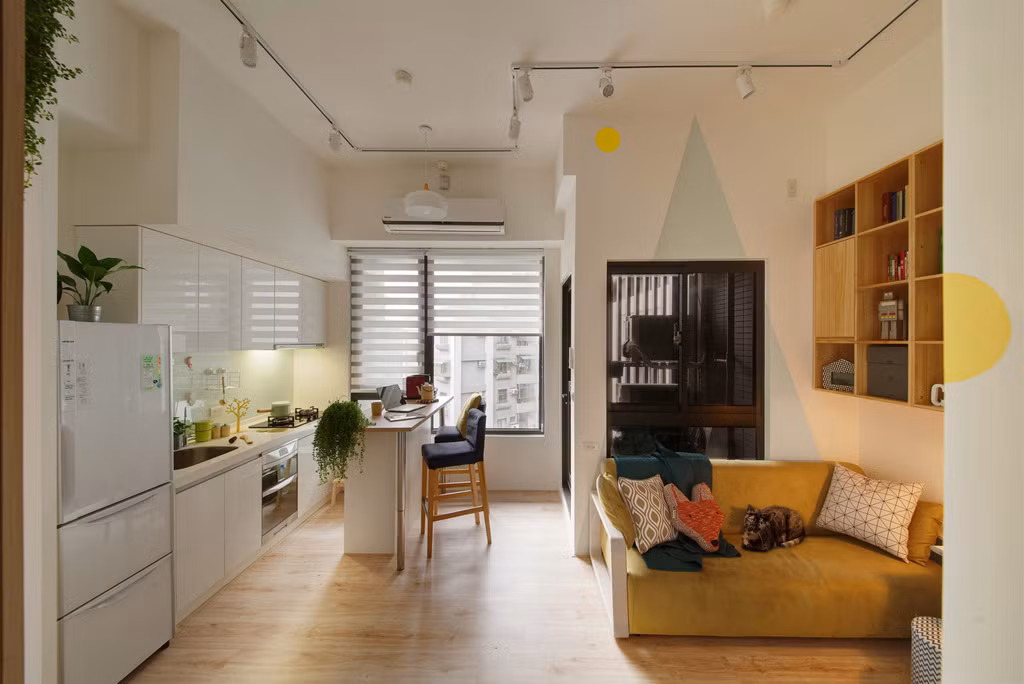 Sofa được thiết kế quay lưng lại với bếp, tạo sự tách biệt cho hai không gian.