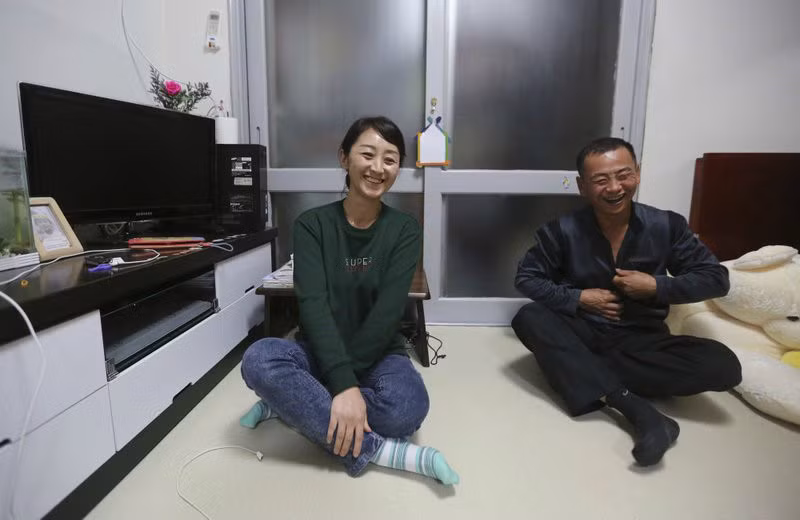 Kim Sun Hee và người chồng Hàn Quốc gốc Hoa Chang Kil Dong trong cuộc phỏng vấn tại nhà riêng ở Gunpo, Hàn Quốc, ngày 19/10. Kim từng bị bán từ Triều Tiên sang Trung Quốc nhưng đã tới Hàn Quốc vào năm 2008. Ảnh: AP.