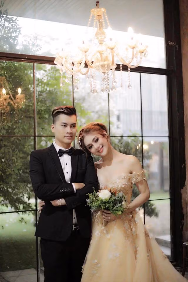 Trả lời PV, ca sĩ chuyển giới Lâm Khánh Chi cho biết cô và bạn trai đang có dự định nhận con nuôi hoặc nhờ người mang thai hộ. Kế hoạch này sẽ được triển khai ngay sau đám cưới. Dù biết Lâm Khánh Chi là người chuyển giới, thế nhưng bạn trai và gia đình luôn yêu thương và ủng hộ cô.