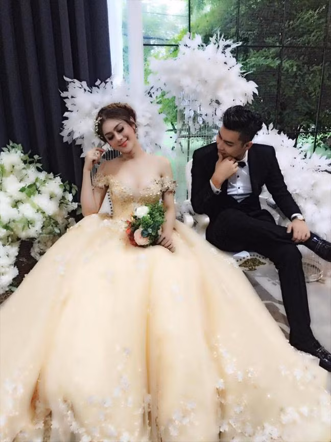 Thường xuyên khoe ảnh bikini và chia sẻ về chuyện tình yêu, mới đây, Khánh Chi tung ra loạt ảnh trong trang phục cô dâu. Người hâm mộ được dịp chiêm ngưỡng nhan sắc cùng vóc dáng chuẩn của Lâm Khánh Chi với dạng đầm cúp ngực sâu, thay cho bộ đầm dài tay ren xuyên thấu truyền thống trước đó.