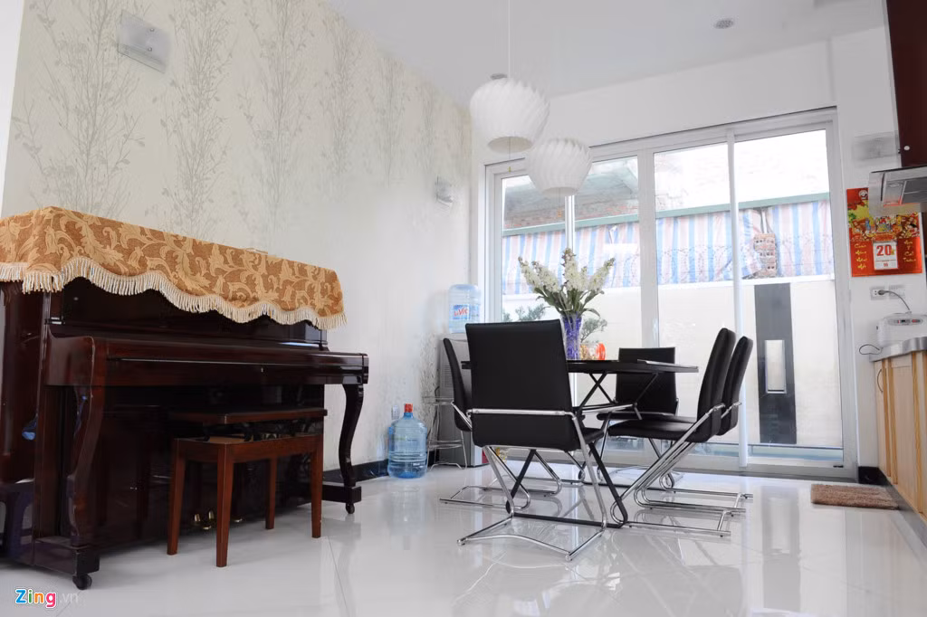 Chủ nhà là người hiện đại, không quá cầu kỳ nên nội thất tại các phòng cũng được làm đơn giản một cách tối đa.
