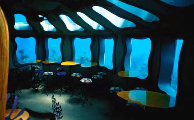 2. Quán bar Red Sea, Israel: Quầy bar kiêm nhà hàng này nằm cách mặt Biển Đỏ khoảng 5m.