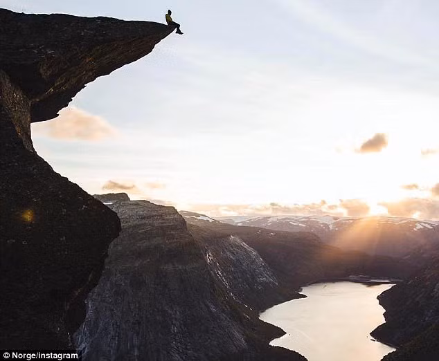 Hành trình đi qua đoạn dốc dài 11 km để tới "Lưỡi quỷ Nauy" nổi tiếng Trolltunga, giúp bạn có một bức ảnh đẹp để đời.