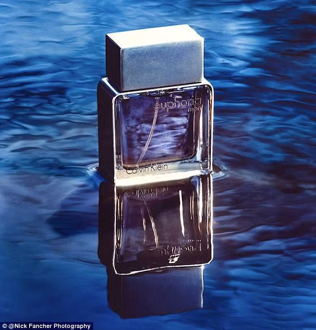 Bức ảnh lọ nước hoa sang trọng của Calvin Klein...