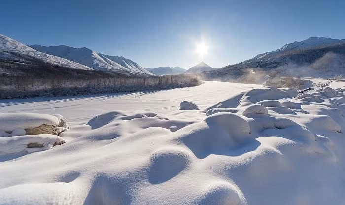 2. Verkhoyansk, Nga Làng Verkhoyansk nằm trong khu vực Yakutia và cũng lạnh giá như Oymyakon. Vào mùa đông, cách duy nhất để đi đến khu vực này là lái xe trên sông Yana băng giá. Vào mùa hè, mọi người cũng có thể đi trực thăng đến đây và đậu trực thăng trên sông. Mọi người ở đây thường ngủ đông và giữ ấm bằng cách dùng lò sưởi hoặc máy sưởi.