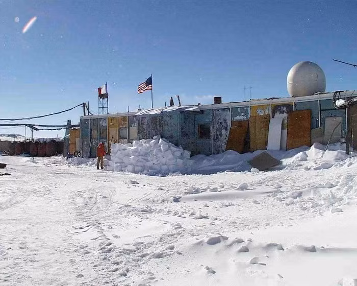 9. Vostok, Nam Cực Vostok nằm cách Nam Cực khoảng 1.000 km và có rất nhiều nhà khoa học làm việc trong trạm nghiên cứu ở nơi đây. Vostok là vùng đất khô và khắc nghiệt nhất trên thế giới với nhiệt độ có thể xuống tới -129 độ C. Vào mùa đông, Vostok không có ánh nắng mặt trời từ tháng 5 đến tháng 8. Nhưng sau đó, đây cũng là nơi nắng nhất hành tinh với 22,9 giờ chiếu sáng trong một ngày!