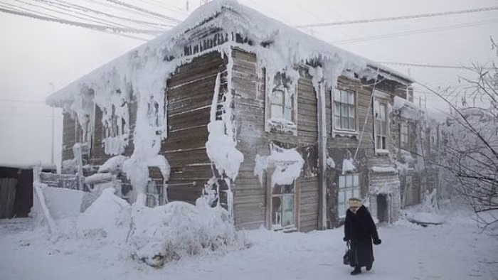 3. Yakutsk, Cộng hòa Sakha, Nga Yakutsk là thủ đô của Cộng hòa Sakha tại Nga. Đây là thành phố có mùa đông khắc nghiệt nhất nên chỉ có số lượng dân cư trên dưới 200.000 người. Vào tháng Giêng, nhiệt độ dao động từ -38 đến -41 độ C. Nằm cách Bắc Cực vài trăm km, thành phố Yakutsk có mùa đông đặc biệt lạnh giá và khắc nghiệt.
