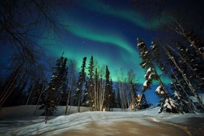 5. Yellowknife, Canada Thủ phủ vùng lãnh thổ Tây Bắc Canada, thành phố Yellowknife cách vòng đai Bắc cực khoảng 514 km và có dân số 20.000 người. Nhiệt độ ở thành phố này có thể xuống tới -22 độ C vào tháng 1. Yelloknife được biết đến là "thành phố lạnh nhất của Canada", nhiệt độ lạnh kỷ lục đã được ghi lại là -51 độ C vào tháng 2 năm 1947. Đến nơi đây, bạn có thể trải nghiệm những đêm dài và trắng từ tháng 11 đến hết tháng 4.