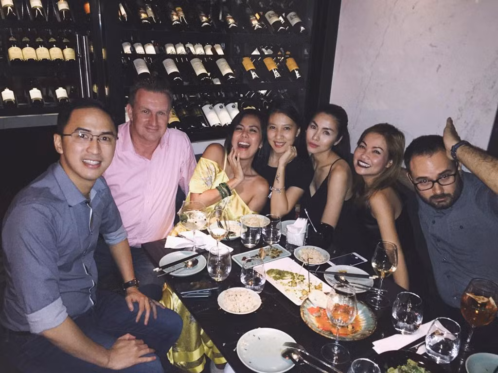 Nhóm bạn của Hà Tăng thường xuyên xuất hiện cùng cô trong những sự kiện thân mật hay các bữa tiệc gia đình, bạn bè của ngọc nữ.