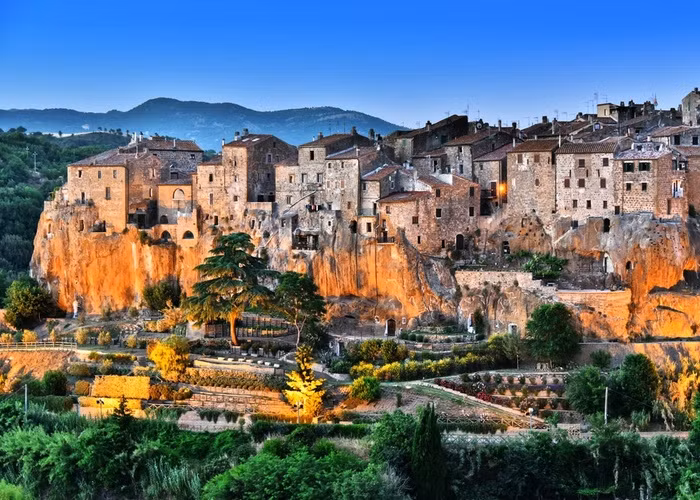 2. Pitigliano, Tuscany Ngôi làng Pitigliano còn có biệt danh là “Tiểu Jerusalem” đã từng là quê hương của một cộng đồng Do Thái lớn từ thế kỷ 16. Nằm chênh vênh trên một tảng đá khổng lồ hình thành từ tro núi lửa, ngôi làng này y như một mê cung tuyệt đẹp với những con phố nhỏ hẹp, hang động điển hình xứ Etruscan. Đặt chân tới nơi đây, du khách sẽ không khỏi bị mê hoặc.