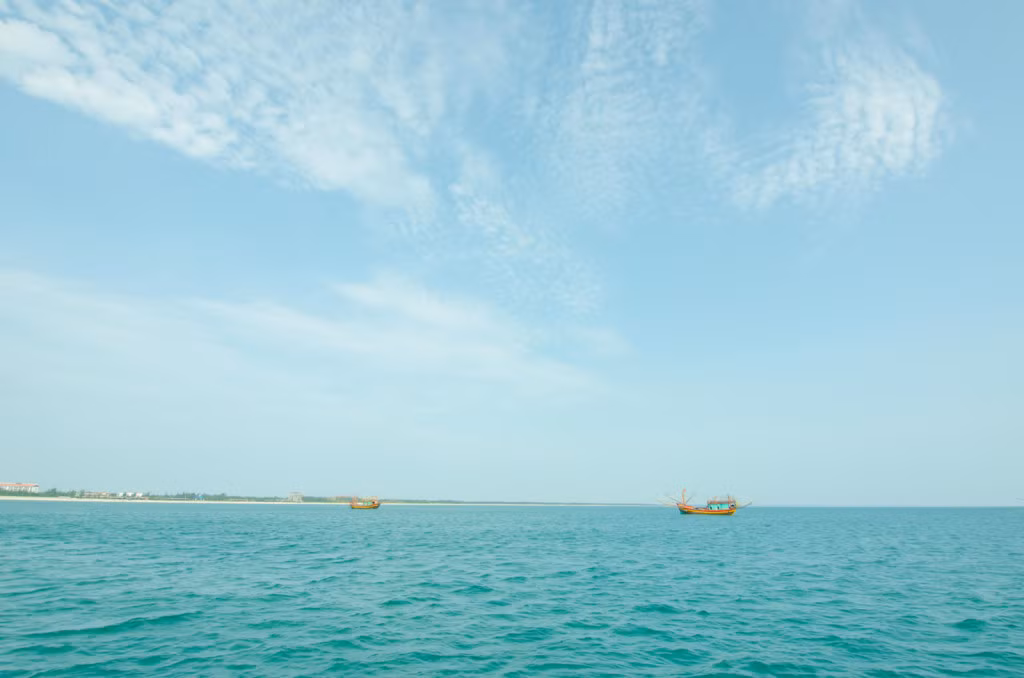Do mới thành lập chưa lâu, chưa có nhiều công ty khai thác tàu cao tốc sử dụng ra Cồn Cỏ. Chúng tôi điểm danh đoàn, lên tàu cao tốc Cồn Cỏ 1. Sau khoảng 2 giờ đồng hồ, chúng tôi đã đặt chân lên đảo.