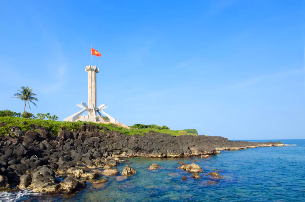 Ngày thứ 2 trên đảo, tôi ghé thăm cột cờ - điểm đánh dấu mốc chủ quyền thiêng liêng của dải đất chữ S.