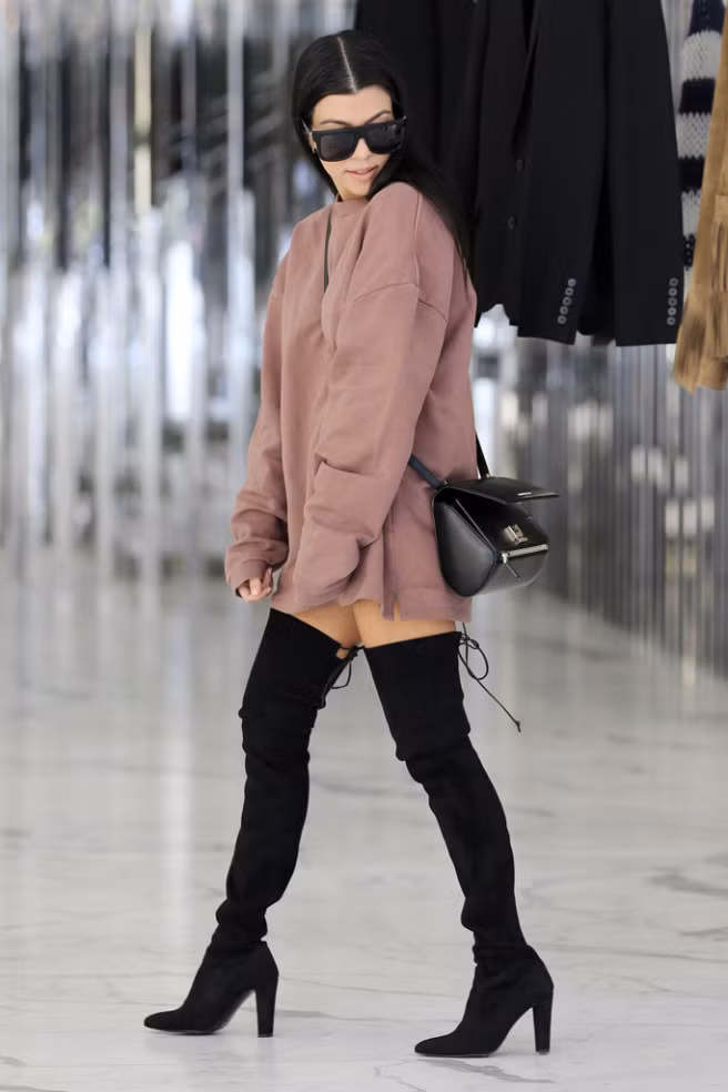 Một set đồ khác của Kourtney, gồm sweatshirt và boots đen tối giản.