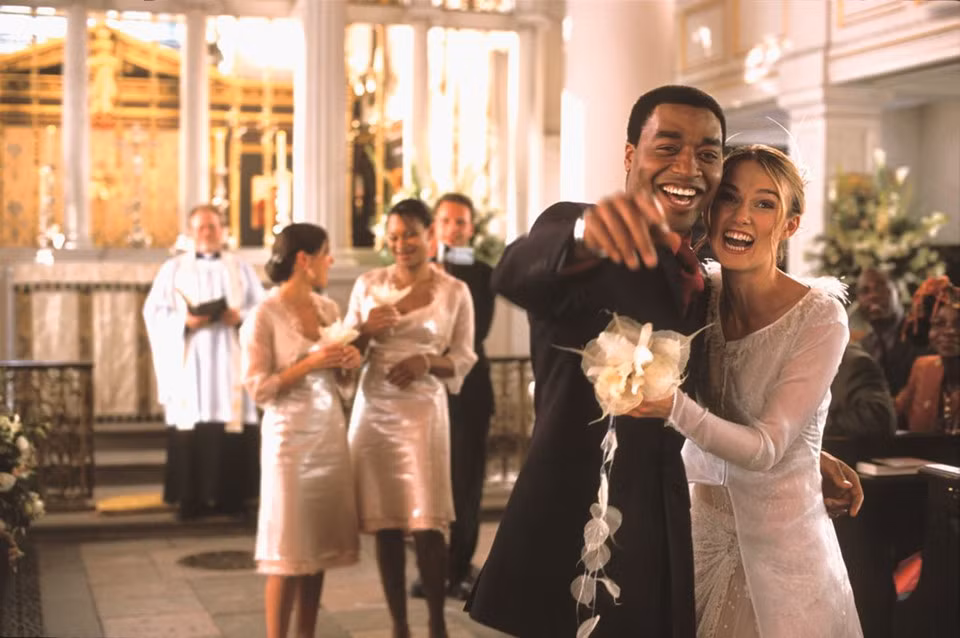 Love Actually (2003): Phim quy tụ dàn diễn viên hạng A và là một trong những bộ phim tình cảm được yêu thích nhất trong dịp Giáng sinh. Tác phẩm điện ảnh đến từ đạo diễn Richard Curtis hàm chứa nhiều thông điệp ý nghĩa trong đêm Noel, đề cao việc mỗi con người đều được bao bọc bởi tình yêu. Bộ phim giống như bức tranh được lắp ghép từ 8 câu chuyện tình cảm khác nhau, trong đó mỗi câu chuyện mang một sắc thái. Ai cũng có những rắc rối của riêng mình, nhưng trong đêm Giáng sinh, họ đều được sưởi ấm bởi tình yêu một cách trực tiếp hoặc gián tiếp.