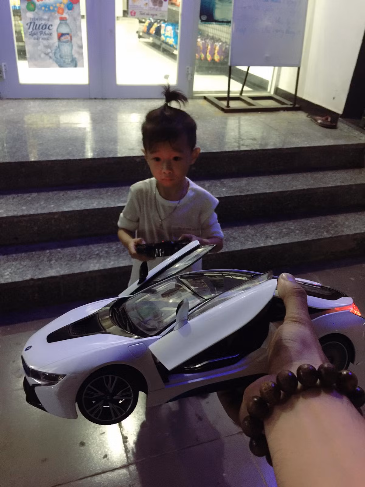 Hóa ra đây chỉ là một món quà dành cho con trai của nam ca sĩ.