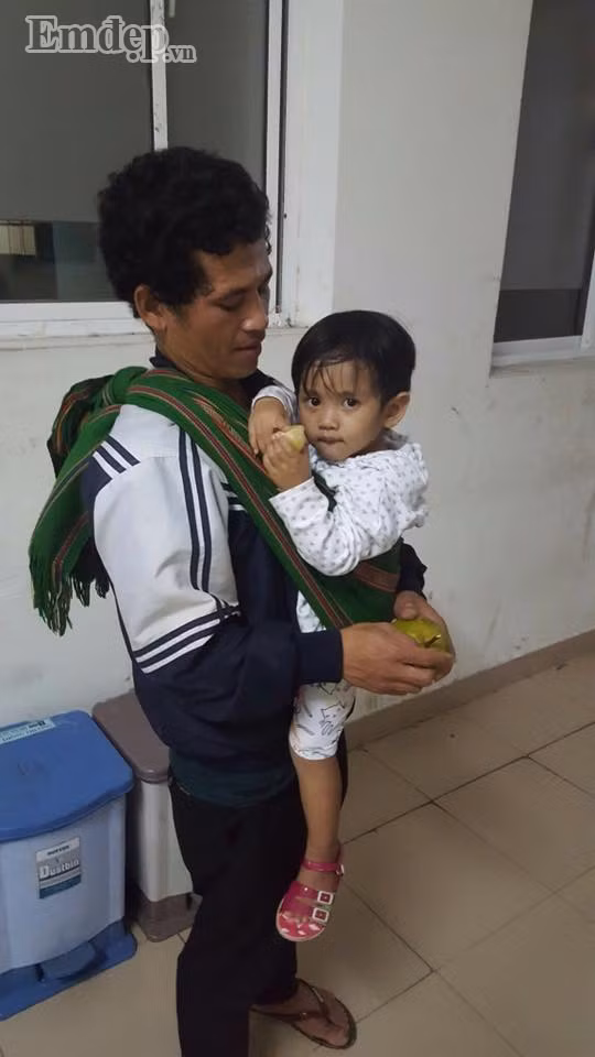 Bé Chi bị vỡ vỏ não trong nên liên tục lên cơn sốt cao.
