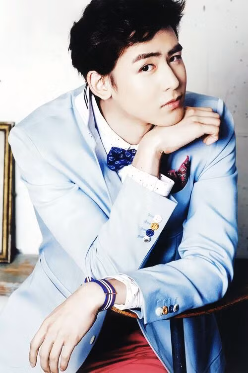 Nickhun (2PM) “Hoàng tử của Thái Lan” từng học tại Trường cao đẳng danh tiếng Wanganui ở New Zealand, anh đã phải chi trả học phí “đắt đỏ” lên đến 50 triệu won (41.916 USD)/năm. Thậm chí khi nhắc đến Nickhun, mọi người dân xứ sở Chùa vàng đều biết rõ sự giàu có của gia đình anh. Mẹ của thành viên 2PM là Giám đốc điều hành của một công ty dược phẩm trong khi bố anh nắm giữ vị trí Giám đốc điều hành của một công ty thương mại Thái Lan.